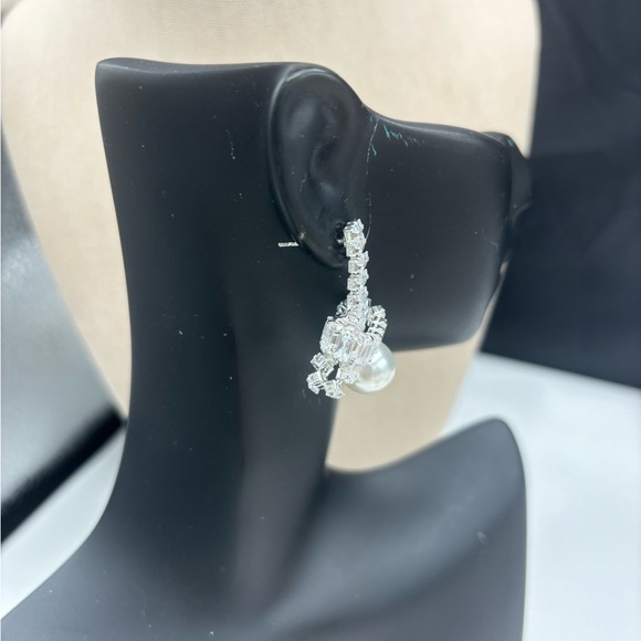 Elegant Silver Crystal Hoop Earrings with Pearl Drop - Picture 3 of 5